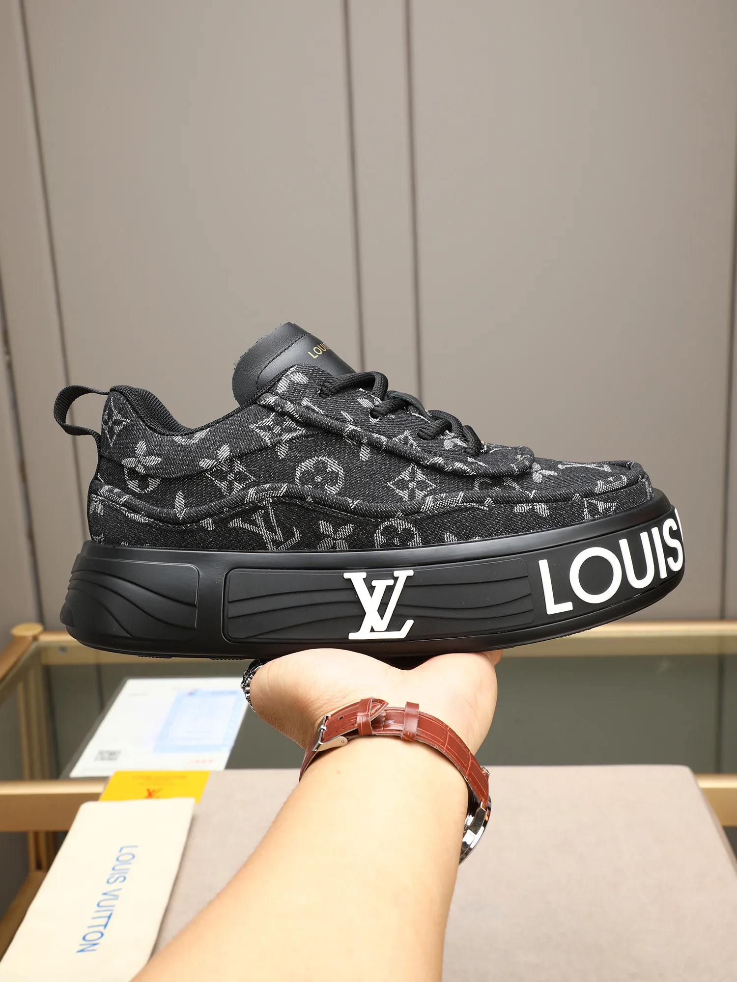Men's shoes 💰560 LV are novel and fashionable, and the uppers are made of imported cowhide + LV special materials! Super trendy design! It’s eye-catching! The leather is soft, delicate, shiny and translucent, showing the ultimate in pure handcraftsmanship, and the mesh is soft, comfortable and breathable! Size: 39-44 (38 45 customized)